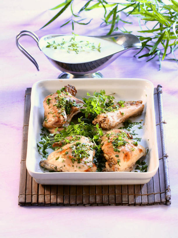 点心,无人,竖图,俯视,室内,特写,白天,桌面,桌子,餐具,叶子,金属制品,阴影,反射,金属,木制,碟子,盘,影子,调料,酱料,酱汁,肉,佐料,食品,甜点,甜品,绿叶,杯垫,调味品,调味料,酱,肉类,食物,糕点,一个,盘子,木制品,容器,垫子,碟,碗,甜食,奶油,香草,嫩叶,单个,储藏,乳制品,储存,肉食,兔肉,激凌,克林姆,淇淋,肉干,兔肉干,芳香植物,叶,叶片,彩图,高角度拍摄,贮存