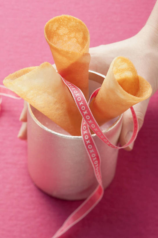 西方人,手,一个人,竖图,俯视,室内,特写,白天,桌面,桌子,杯子,欧洲,欧洲人,仅一个年轻女性,仅一个女性,仅一个人,握,阴影,粉色背景,反射,木制,丝绸,丝带,影子,陶瓷,蛋卷,缎带,陶瓷制品,拿,拿着,绸带,三个,一个,马克杯,木制品,水杯,手部,握着,摄影,影棚,单个,单手,奶油蛋卷,瑞士蛋卷,年轻女性,女人,女性,白种人,半身,彩图,高角度拍摄,影棚拍摄,拍摄