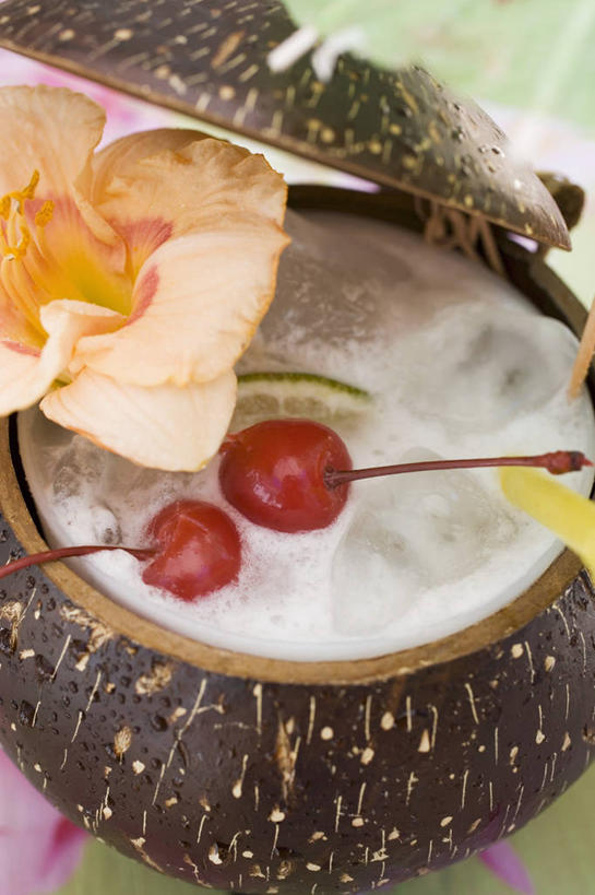 果汁,无人,竖图,俯视,室内,特写,白天,桌面,桌子,椰子,樱桃,水果,阴影,新鲜,盛开,反射,木制,影子,塑料,生食,食品,果实,饮品,花蕾,花,花瓣,花朵,鲜花,食物,饮料,木制品,塑料制品,吸管,花苞,花蕊,有机食品,绿色食品,椰汁,椰子汁,空心,可口,饮管,大椰,胥余,椰瓢,越王头,适口,樱珠,莺桃,英桃,楔桃,牛桃,荆桃,彩图,高角度拍摄,圆柱状