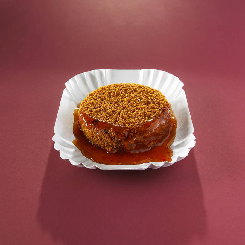 点心,面包,无人,方图,俯视,室内,特写,白天,桌面,桌子,餐具,一块,阴影,红色背景,反射,木制,碟子,盘,影子,调料,食品,面点,调味品,调味料,酱油,食物,糕点,一个,盘子,木制品,碟,摄影,影棚,单个,豉油,彩图,高角度拍摄,影棚拍摄,拍摄