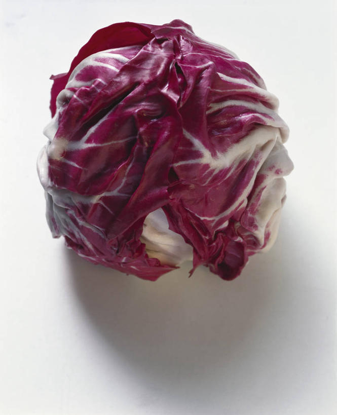 无人,竖图,俯视,室内,特写,白天,白色背景,桌面,桌子,蔬菜,椰菜,卷心菜,阴影,新鲜,反射,木制,影子,紫甘蓝,食品,紫包菜,食物,木制品,赤甘蓝,甘蓝,摄影,有机食品,绿色食品,影棚,紫椰菜,紫圆白菜,结球甘蓝,红甘蓝,甘兰,包心菜,彩图,高角度拍摄,影棚拍摄,拍摄