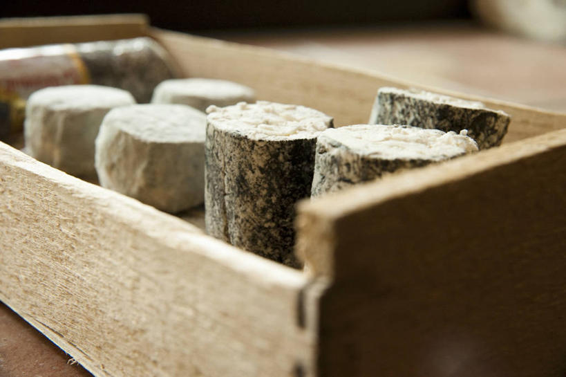 奶酪,无人,横图,俯视,室内,特写,白天,桌面,桌子,许多,阴影,反射,木制,木盒,影子,干酪,起司,芝士,很多,营养,一个,木制品,容器,乳酪,单个,储藏,乳制品,储存,发酵,山羊奶酪,彩图,高角度拍摄,贮存