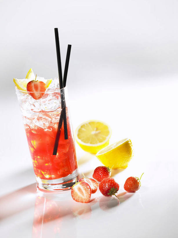 无人,竖图,俯视,室内,特写,白天,白色背景,桌面,桌子,草莓,浆果,杯子,水果,阴影,新鲜,反射,木制,影子,塑料,冰,生食,冰块,食品,果实,酒类,文化,冷冻,玻璃制品,酒,食物,饮料,一个,木制品,水杯,塑料制品,吸管,鸡尾酒,寒冷,调酒,摄影,有机食品,绿色食品,影棚,冷藏,单个,冰冷,创造,空心,甜橙,想象,饮管,保鲜,特其拉日出,特其拉日出鸡尾酒,玻璃杯,洋莓,水果皇后,红莓,地莓,橙子,橙,彩图,高角度拍摄,影棚拍摄,拍摄,鹄壳,黄橙,黄果,金橙,金环,金球,糖橙,圆柱状