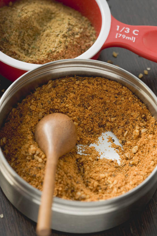 无人,竖图,俯视,室内,特写,白天,桌面,桌子,金属制品,阴影,反射,金属,木制,粉末,铁桶,桶,影子,勺子,调味,香料,佐料,木制品,容器,调羹,汤匙,粉,储藏,辣椒粉,配料,储存,作料,粉状,彩图,高角度拍摄,贮存