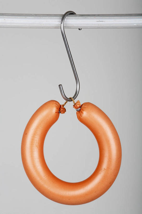 无人,竖图,室内,特写,白天,白色背景,正面,吊挂,悬挂,钩子,肉,香肠,腊肠,挂,猪肉,肉类,一个,摄影,影棚,肉食,豚肉,杆子,彩图,影棚拍摄,拍摄