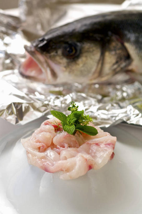 生鱼片,无人,竖图,俯视,室内,特写,白天,餐桌,桌子,叶子,一堆,阴影,堆叠,堆积,装饰,反射,鱼,包装,包装纸,铝箔纸,锡箔纸,影子,纸,肉,鱼肉,鱼片,绿叶,纸张,肉类,鱼类,嫩叶,餐台,堆,华丽,修饰,点缀,配菜,包装材料,肉食,锡箔,铝箔,衬托,美观,雅致,雅观,沙西米,大口黑鲈,黑鲈,加州鲈鱼,叶,叶片,彩图,高角度拍摄,刺身