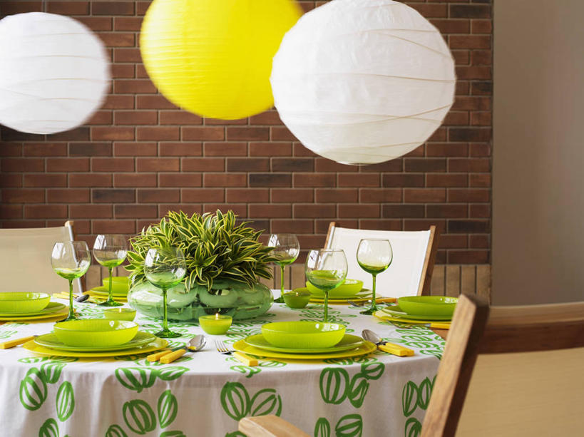 无人,横图,俯视,室内,特写,白天,智慧,餐桌,桌子,杯子,餐具,照明,阴影,艺术,盛开,反射,碟子,高脚杯,盘,影子,灯光,红酒杯,花蕾,文化,吊灯,玻璃制品,灯,花,花瓣,花朵,鲜花,插花,盘子,酒杯,灯具,碟,花苞,花蕊,餐台,插花艺术,照亮,创造,葡萄酒杯,照明设备,创作,请帖,书信,想象,玻璃杯,彩图,高角度拍摄,简帖,请柬