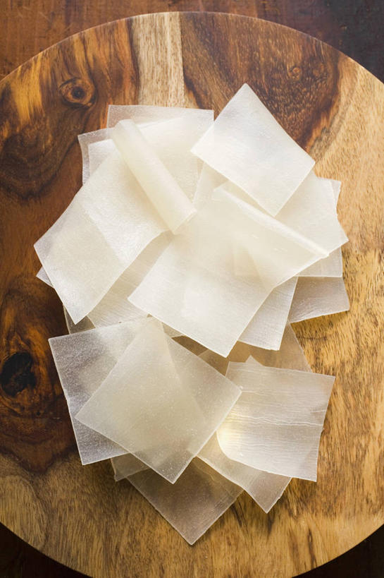 面食,面条,无人,竖图,俯视,室内,特写,白天,烹饪,中餐,餐桌,桌子,一堆,一块,阴影,堆叠,堆积,反射,木制,影子,面,料理,食品,案板,菜肴,美食,米粉,砧板,食物,木制品,中式,佳肴,餐台,堆,彩图,高角度拍摄,桂林米粉,米面