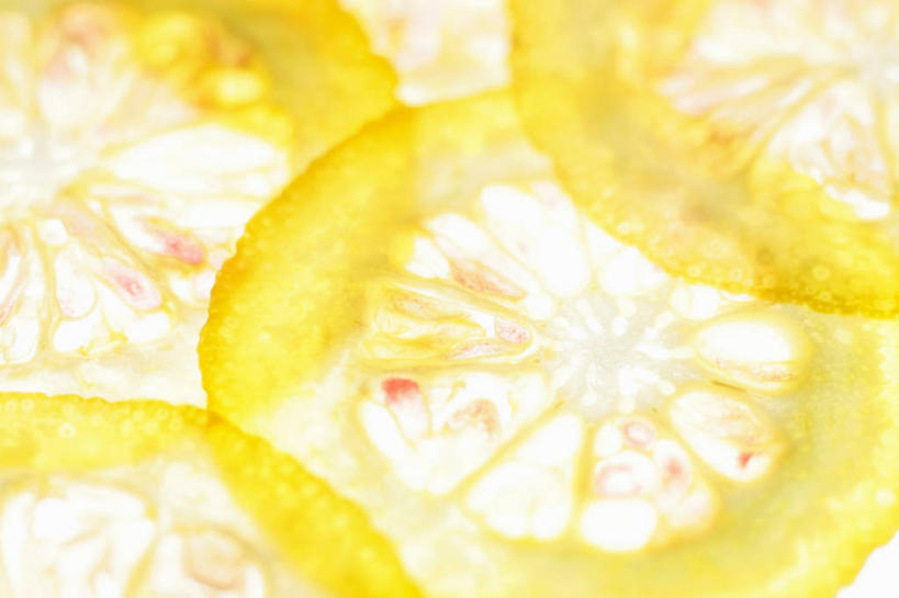 无人,横图,俯视,室内,特写,白天,餐桌,桌子,水果,切开,阴影,新鲜,反射,影子,生食,食品,果实,食物,黄色,切,有机食品,绿色食品,餐台,甜橙,剖面,切面,橙子,橙,彩图,高角度拍摄,鹄壳,黄橙,黄果,金橙,金环,金球,糖橙