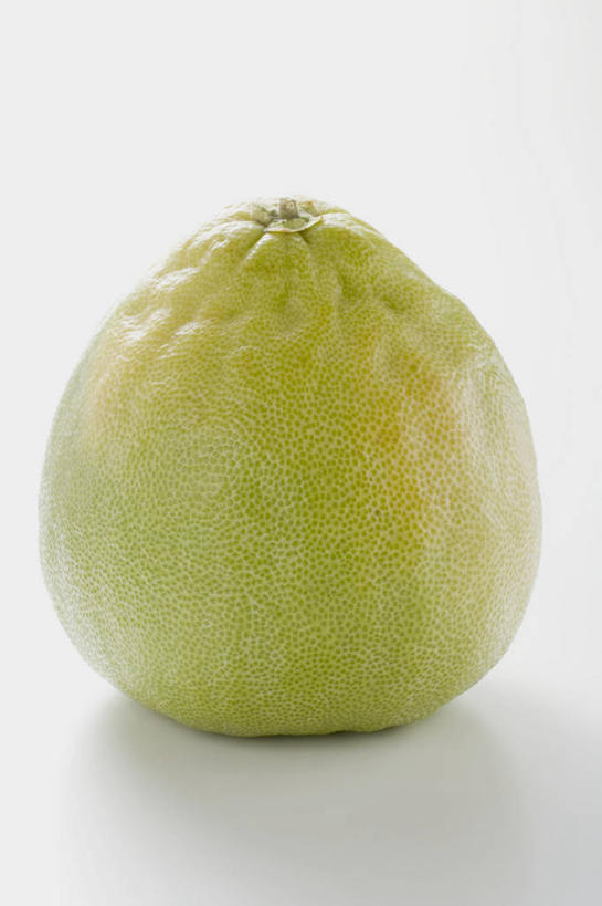 无人,竖图,俯视,室内,特写,白天,白色背景,餐桌,桌子,柚子,水果,阴影,新鲜,反射,影子,生食,食品,果实,食物,一个,黄色,摄影,有机食品,绿色食品,影棚,单个,餐台,柚,文旦,团圆果,彩图,高角度拍摄,影棚拍摄,拍摄