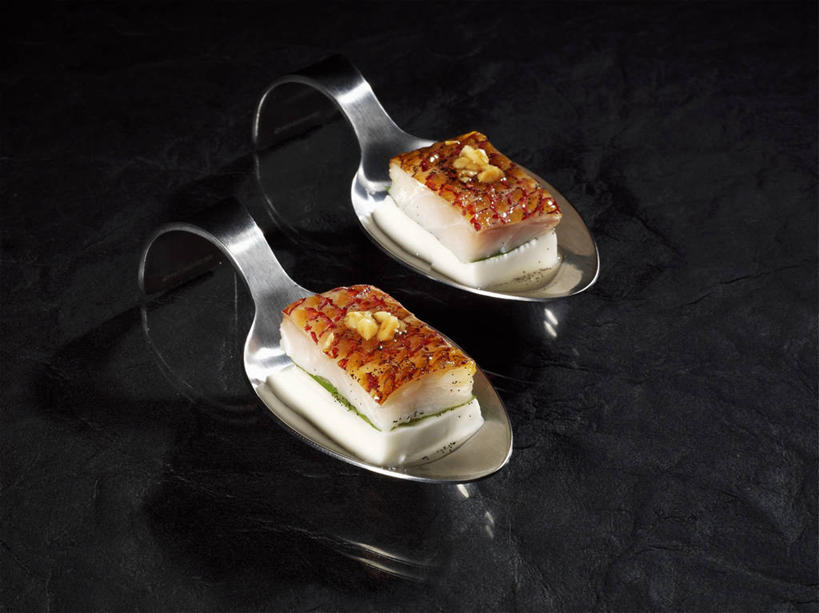 生鱼片,果汁,无人,横图,俯视,室内,特写,白天,餐桌,桌子,水果,阴影,黑色背景,新鲜,反射,影子,勺子,肉,生食,鱼肉,鱼片,食品,果实,饮品,鲷鱼,肉类,食物,饮料,两个,调羹,汤匙,摄影,有机食品,绿色食品,影棚,餐台,椰汁,椰子汁,鲷,加吉鱼,铜盆鱼,可口,肉食,班加吉,加真鲷,沙西米,适口,彩图,高角度拍摄,影棚拍摄,拍摄,刺身