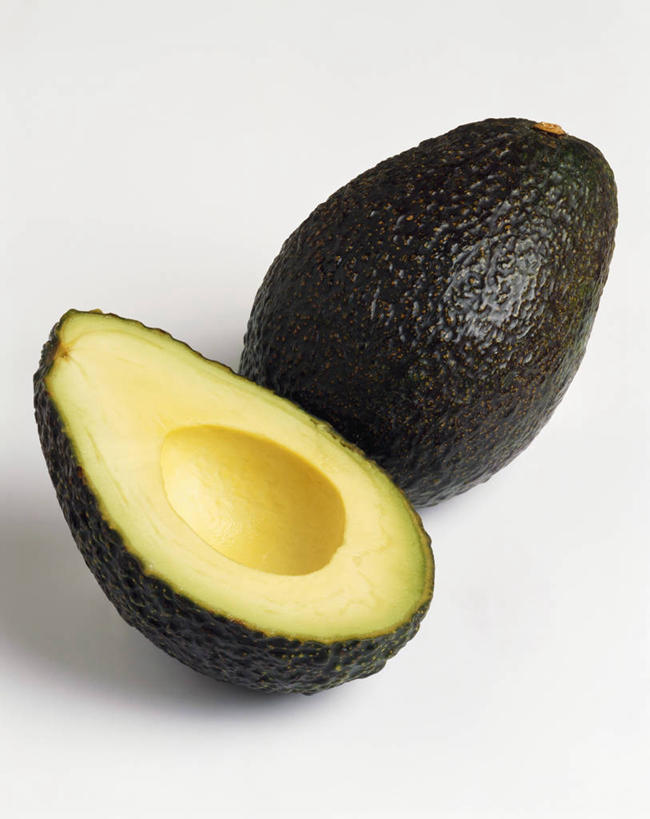 无人,竖图,俯视,室内,特写,白天,白色背景,餐桌,桌子,水果,切开,阴影,新鲜,反射,影子,生食,食品,果实,食物,两个,黄色,绿色,酪梨,切,鳄梨,摄影,有机食品,绿色食品,影棚,餐台,油梨,剖面,切面,樟梨,牛油果,彩图,高角度拍摄,影棚拍摄,拍摄