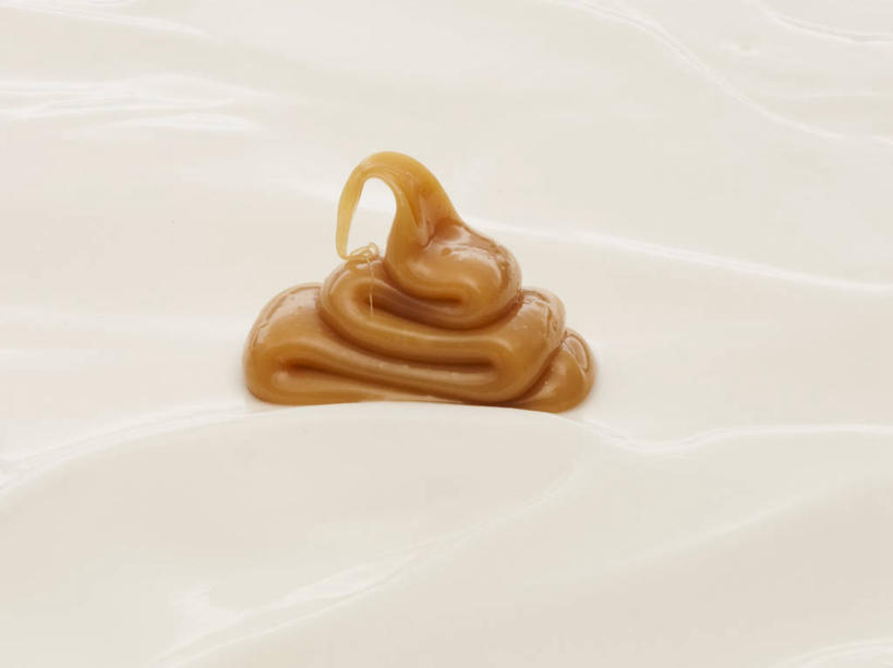 牛奶,无人,横图,俯视,室内,特写,白天,餐桌,桌子,阴影,反射,粘稠,影子,饮品,营养,酸奶,饮料,餐台,乳制品,奶,发酵,黏稠,焦糖,优格,优酪乳,浓厚,彩图,高角度拍摄