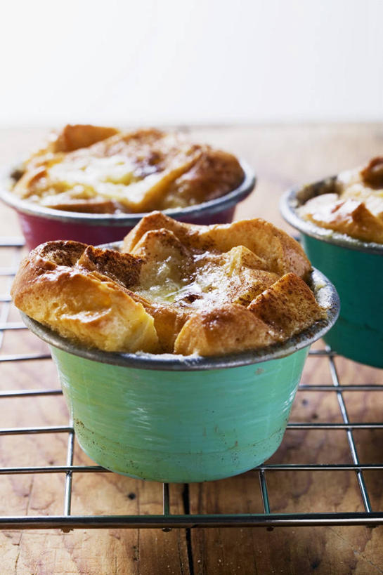 点心,面包,无人,竖图,俯视,室内,特写,白天,餐桌,桌子,阴影,反射,影子,陶瓷,食品,布丁,面点,甜点,甜品,陶瓷制品,食物,糕点,三个,容器,碗,果冻,甜食,零食,餐台,储藏,储存,啫喱,白面包,彩图,高角度拍摄,贮存