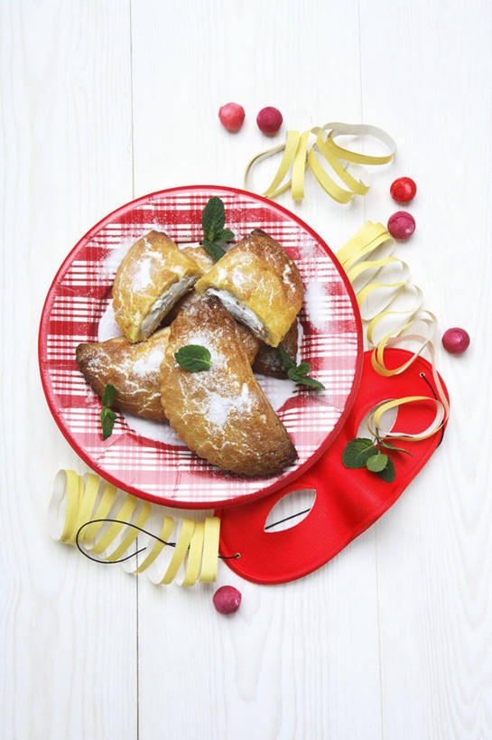 面食,面条,奶酪,意大利面,无人,竖图,俯视,室内,特写,白天,白色背景,西餐,餐桌,桌子,餐具,阴影,反射,碟子,粉末,盘,影子,调料,面,干酪,起司,料理,食品,糖,调味品,芝士,营养,调味料,食物,一个,盘子,碟,粉,乳酪,西式,摄影,影棚,单个,餐台,乳制品,发酵,意大利馄饨,糖粉,粉状,粉剂,乳清干酪,彩图,高角度拍摄,影棚拍摄,拍摄,糖类