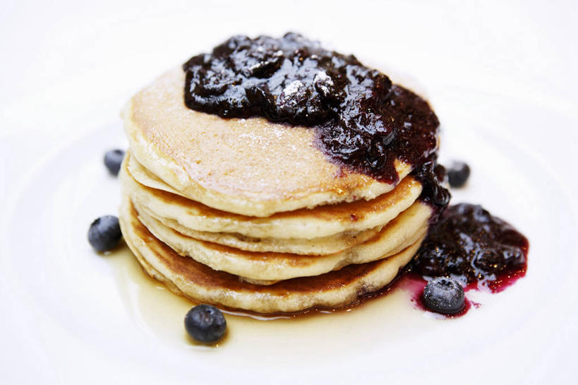 点心,煎饼,无人,横图,俯视,室内,特写,白天,白色背景,餐桌,桌子,浆果,蓝莓,餐具,水果,一排,许多,阴影,新鲜,整齐,反射,粘稠,碟子,盘,影子,调料,生食,食品,糖,果实,调味品,很多,调味料,文化,小吃,食物,糕点,排列,一个,盘子,碟,果酱,甜食,摄影,有机食品,绿色食品,影棚,单个,餐台,堆,糖浆,队列,薄煎饼,黏稠,蓝莓酱,果子酱,浓厚,山都柿,蓝浆果,蓝靛果,彩图,高角度拍摄,影棚拍摄,拍摄,班戟,薄烤饼