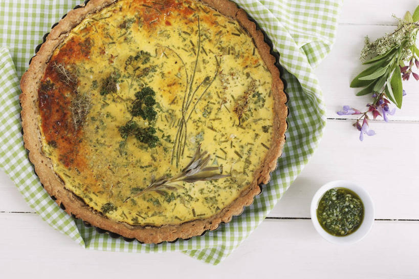 无人,横图,俯视,室内,特写,白天,烹饪,西餐,植物,餐桌,桌子,叶子,阴影,装饰,反射,影子,陶瓷,料理,食品,绿叶,草药,药草,陶瓷制品,菜肴,美食,中药,食物,一个,餐巾,容器,碗,嫩叶,西式,佳肴,单个,餐台,储藏,华丽,修饰,点缀,配菜,储存,药材,中草药,蛋饼,乳蛋饼,中药材,本草,衬托,美观,雅致,雅观,保洁方巾,口布,叶,叶片,彩图,高角度拍摄,贮存