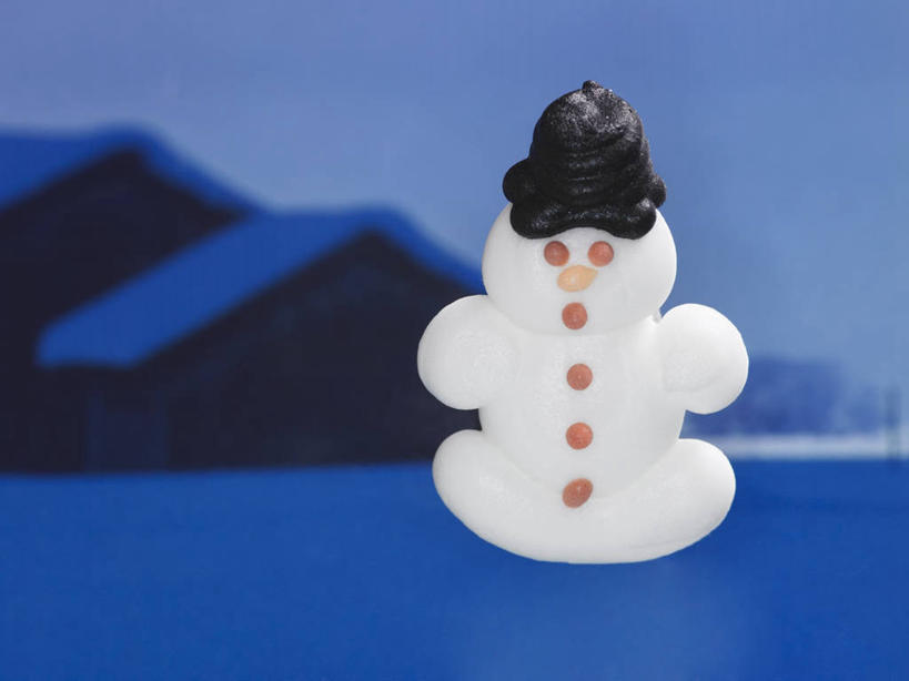 点心,无人,横图,俯视,室内,特写,白天,餐桌,桌子,阴影,蓝色背景,反射,影子,雪人,食品,糖,糖果,甜点,甜品,曲奇,食物,一个,饼干,甜食,零食,巧克力,摄影,影棚,单个,餐台,朱古力,曲奇饼,曲奇饼干,巧克力曲奇,彩图,高角度拍摄,影棚拍摄,拍摄