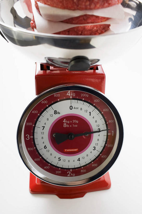 无人,竖图,室内,特写,白天,白色背景,正面,仪器,餐桌,桌子,一排,阴影,整齐,反射,标志,数字,文字,影子,字符,肉,汉堡包,标识,肉饼,肉类,排列,摄影,阿拉伯数字,影棚,餐台,堆,一台,衡量,队列,计量,台秤,肉食,衡器,秤,彩图,影棚拍摄,拍摄,汉堡饼,汉堡肉饼