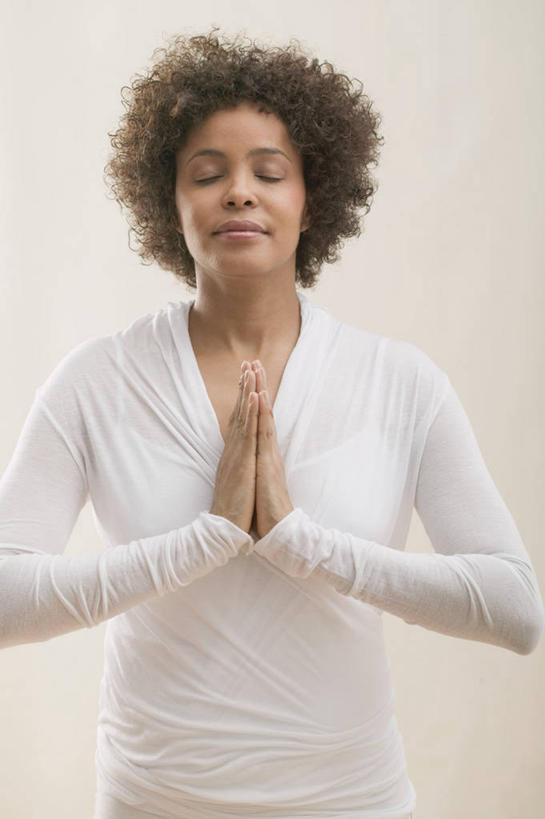 西方人,一个人,闭眼,竖图,室内,白天,正面,锻炼,瑜伽,运动,欧洲,非洲,黑人,欧洲人,仅一个年轻女性,仅一个女性,仅一个人,服装,祝福,休闲装,虔诚,衣服,祈祷,双手合十,休闲,休闲服,养生,摄影,服饰,影棚,感谢,合掌,合十礼,合掌礼,合十,莲华合掌,感恩,体育,年轻女性,女人,女性,非洲人,闭眼睛,闭着眼,闭着眼睛,半身,彩图,影棚拍摄,健身,拍摄