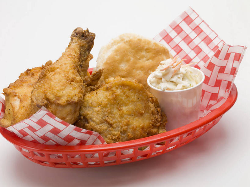 无人,交叉,横图,俯视,室内,特写,白天,白色背景,烹饪,餐桌,桌子,竹子,蔬菜,椰菜,卷心菜,阴影,竹制,新鲜,编织,反射,篮子,影子,鸡肉,肉,生食,蔬菜沙拉,油炸,沙拉,料理,食品,色拉,鸡腿,沙律,菜肴,美食,肉类,炸鸡腿,食物,一个,竹篮,甘蓝,摄影,佳肴,有机食品,绿色食品,影棚,单个,餐台,色拉酱,竹条,交织,竹制品,鸡腿肉,千岛酱,肉食,穿插,结球甘蓝,甘兰,包心菜,彩图,高角度拍摄,影棚拍摄,拍摄