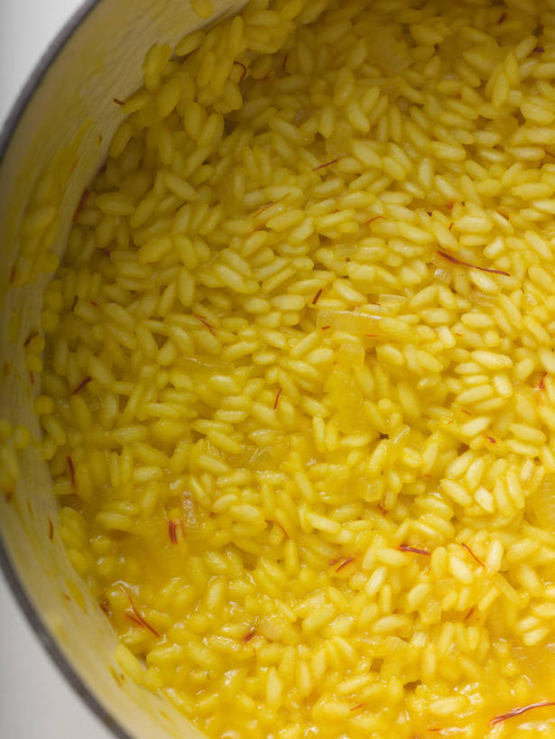 米饭,无人,竖图,俯视,室内,特写,白天,烹饪,西餐,快乐,餐桌,桌子,厨具,阴影,反射,炖锅,锅子,影子,陶瓷,谷类,谷物,料理,食品,陶瓷制品,饭,米,锅,烩饭,大米,菜肴,美食,藏红花,食物,一个,西式,佳肴,单个,餐台,锅具,保护,番红花,五谷,烹饪用具,意大利调味饭,西红花,意大利炖饭,烹调用具,烹调,彩图,高角度拍摄,意大利烩饭