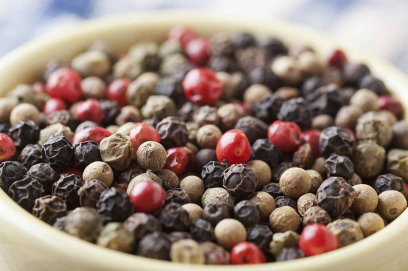 无人,横图,俯视,室内,特写,白天,一堆,许多,阴影,堆叠,堆积,朦胧,模糊,反射,木制,影子,调料,调味,香料,佐料,黑胡椒,调味品,调味料,一个,木制品,容器,碗,单个,储藏,堆,配料,储存,作料,红胡椒,胡椒,彩图,高角度拍摄,贮存