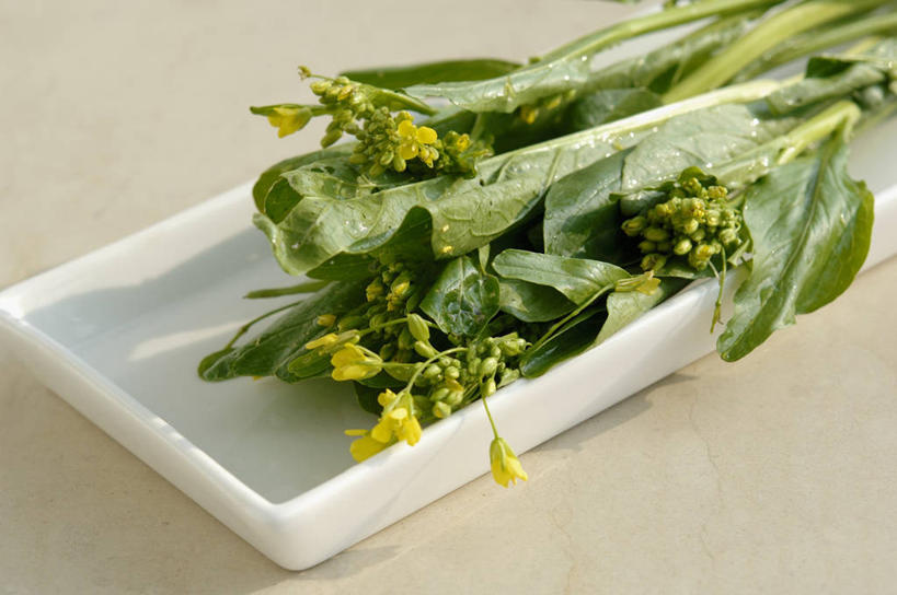 无人,横图,俯视,室内,特写,白天,白色背景,餐桌,桌子,蔬菜,餐具,阴影,新鲜,盛开,反射,碟子,盘,影子,食品,花蕾,花,花瓣,花朵,鲜花,食物,一个,白色,盘子,碟,花苞,花蕊,摄影,有机食品,绿色食品,影棚,单个,餐台,油菜,油白菜,彩图,高角度拍摄,影棚拍摄,拍摄,芸薹