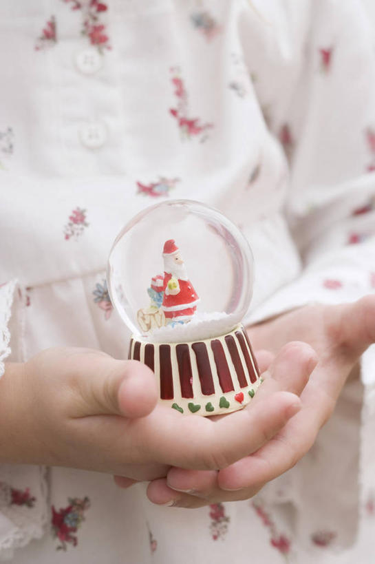 西方人,儿童,手,一个人,捧,竖图,室内,特写,白天,正面,游戏,纯洁,玩具,欧洲,欧洲人,双手,仅一个女性,仅一个人,阴影,服装,透明,反射,影子,玩,休闲装,娱乐,一个,小孩,衣服,玻璃球,仅一个小孩,休闲,球体,手部,休闲服,水晶球,可爱,童年,童趣,益智,服饰,单个,活动,发泄,消遣,智力,童真,烂漫,无邪,雪花玻璃球,宣泄,圣诞雪花球,天真,女孩,女人,女性,白种人,孩子,端,端着,捧着,手捧,玩耍,嬉戏,半身,彩图,女生