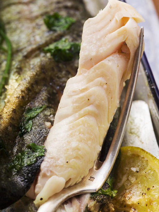 无人,竖图,俯视,室内,特写,白天,餐桌,桌子,鳟鱼,蔬菜,餐具,一把,许多,阴影,朦胧,模糊,新鲜,反射,叉子,影子,肉,鱼肉,食品,肉类,食物,有机食品,绿色食品,餐台,肉食,餐叉,鮅,赤眼鱼,红目鳟,红眼棒,进餐用具,野草鱼,彩图,高角度拍摄