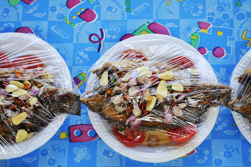 无人,横图,俯视,室内,特写,白天,烹饪,餐桌,桌子,蔬菜,西红柿,小番茄,餐具,阴影,新鲜,反射,鱼,包装,碟子,盘,影子,塑料,料理,食品,泰式,菜肴,美食,鱼类,泰国料理,海洋生物,食物,三个,红色,白色,盘子,塑料制品,碟,佳肴,有机食品,绿色食品,三条,餐台,包装材料,保鲜膜,水生动物,水生物,海底动物,罗非鱼,泰菜,泰国菜,泰式料理,非洲鲫鱼,吴郭鱼,越南鱼,小西红柿,樱桃小番茄,珍珠小番茄,樱桃番茄,圣女果,番茄,彩图,高角度拍摄