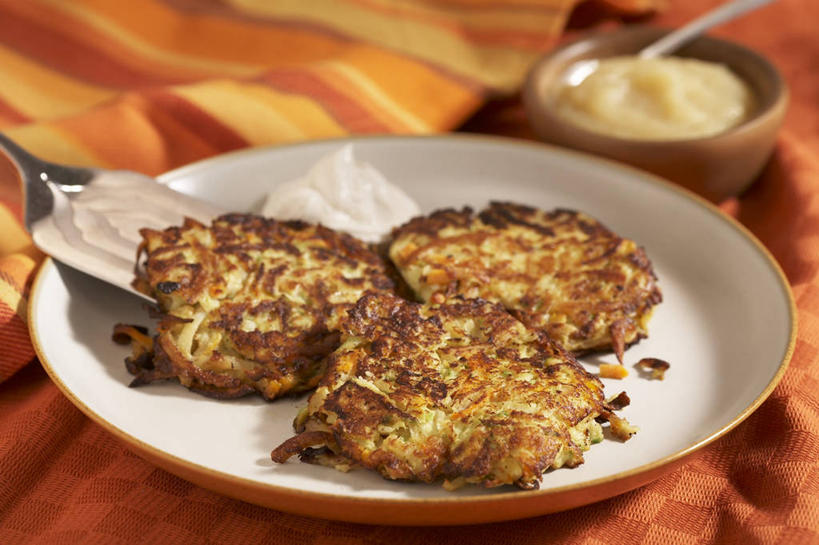 点心,无人,横图,俯视,室内,特写,白天,餐桌,桌子,餐具,三块,阴影,朦胧,模糊,反射,布料,铲子,碟子,盘,影子,食品,布纹,文化,饼,小吃,桌布,食物,糕点,盘子,餐巾,碟,台布,果酱,摄影,影棚,餐台,土豆饼,苹果酱,果子酱,彩图,高角度拍摄,影棚拍摄,拍摄