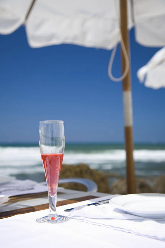 无人,竖图,室外,特写,白天,正面,海浪,海洋,礁石,石头,美景,沙滩,餐桌,桌子,杯子,阴影,朦胧,模糊,光线,高脚杯,伞,沙子,石子,影子,雨伞,遮阳伞,海岸,景观,浪花,沙地,酒类,一杯,文化,阳伞,玻璃制品,酒,饮料,蓝色,蓝天,天空,阳光,自然,海水,酒杯,天,景色,调酒,晴朗,餐台,创造,太阳伞,自然风光,想象,海景,香槟杯,万里无云,汽酒,桑格利亚汽酒,玻璃杯,大海,风浪,海,海水的波动,海滩,礁,近岸浪,石块,岩石,涌浪,晴空,晴空万里,彩图