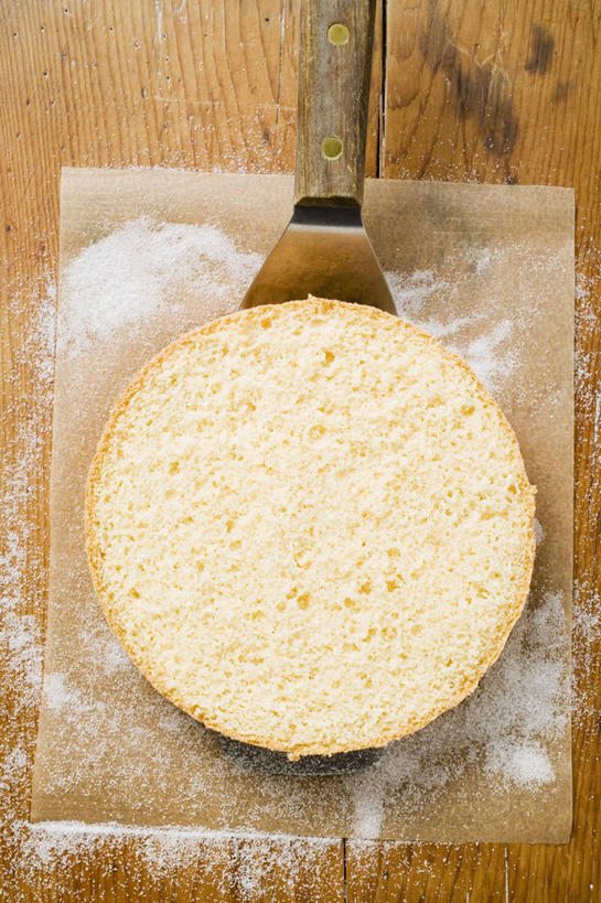 点心,无人,竖图,俯视,室内,特写,白天,下午茶,餐桌,桌子,一块,阴影,反射,木制,包装,包装纸,铲子,影子,纸,食品,纸张,食物,糕点,木制品,餐台,包装材料,海绵蛋糕,彩图,高角度拍摄,蛋糕