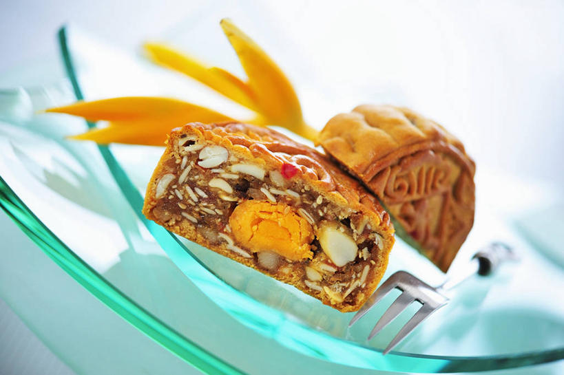 点心,月饼,无人,横图,俯视,室内,特写,白天,白色背景,餐桌,桌子,餐具,阴影,朦胧,模糊,反射,碟子,盘,影子,蛋,鸡蛋,料理,食品,面点,美食,食物,糕点,盘子,碟,中式,摄影,影棚,餐台,横截面,剖面,卵,宫饼,胡饼,团圆饼,小饼,月团,截面,截面图形,彩图,高角度拍摄,影棚拍摄,拍摄