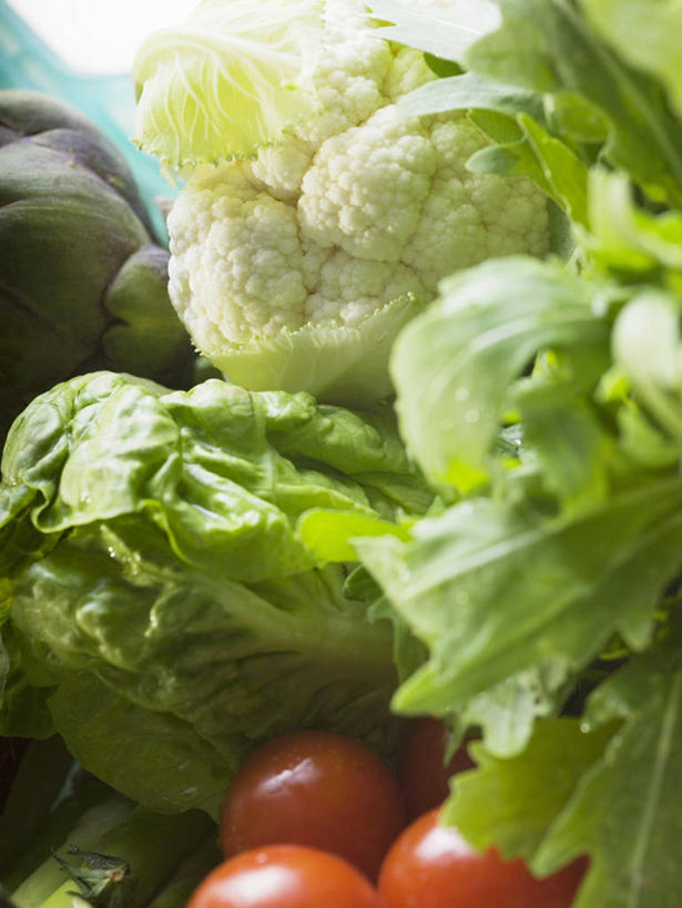 无人,竖图,室内,特写,白天,正面,餐桌,桌子,蔬菜,西红柿,小番茄,阴影,新鲜,反射,影子,花菜,花椰菜,西兰花,食品,食物,红色,有机食品,绿色食品,餐台,椰菜花,甘蓝花,小西红柿,樱桃小番茄,珍珠小番茄,樱桃番茄,圣女果,番茄,彩图