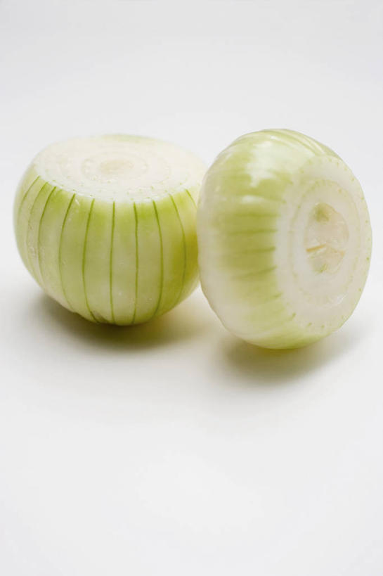 无人,竖图,俯视,室内,特写,白天,白色背景,餐桌,桌子,蔬菜,洋葱,阴影,新鲜,反射,影子,食品,食物,摄影,有机食品,绿色食品,影棚,餐台,玉葱,横截面,剖面,截面,截面图形,圆葱,洋葱头,球葱,葱头,彩图,高角度拍摄,影棚拍摄,拍摄,白洋葱