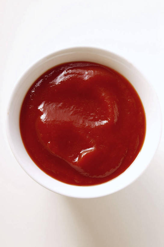 无人,竖图,俯视,室内,特写,白天,白色背景,餐桌,桌子,阴影,反射,影子,陶瓷,调料,酱料,酱汁,茄汁,佐料,陶瓷制品,调味品,调味料,番茄酱,酱,一个,红色,白色,容器,碗,摄影,影棚,单个,餐台,储藏,储存,彩图,高角度拍摄,影棚拍摄,拍摄,贮存