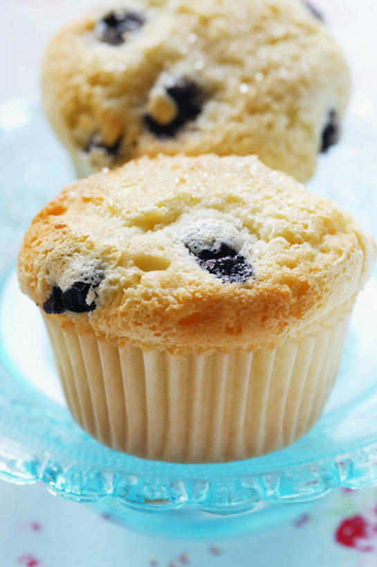 点心,无人,竖图,俯视,室内,特写,白天,下午茶,餐桌,桌子,浆果,蓝莓,餐具,水果,阴影,朦胧,模糊,新鲜,反射,碟子,盘,影子,生食,食品,果实,松饼,食物,糕点,两个,盘子,碟,有机食品,绿色食品,餐台,玛芬蛋糕,山都柿,蓝浆果,蓝靛果,彩图,高角度拍摄,蓝莓松饼