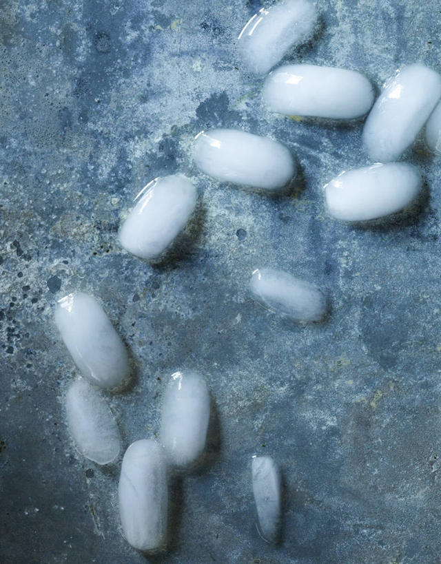 无人,竖图,俯视,室内,特写,白天,餐桌,桌子,一堆,许多,阴影,堆叠,堆积,朦胧,模糊,融化,反射,影子,冰,冰块,冷冻,寒冷,冷藏,餐台,堆,冰冷,熔化,保鲜,溶化,熔解,消溶,彩图,高角度拍摄