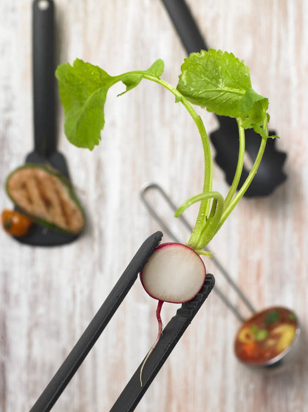 无人,竖图,俯视,室内,特写,白天,烹饪,西餐,餐桌,桌子,萝卜,蔬菜,叶子,阴影,朦胧,模糊,新鲜,反射,木制,影子,勺子,蔬菜汤,汤,料理,食品,绿叶,菜肴,美食,食物,红色,木制品,调羹,汤匙,嫩叶,西式,佳肴,有机食品,绿色食品,餐台,大红萝卜,东北红萝卜,羹汤,叶,叶片,莱菔,红萝卜,彩图,高角度拍摄