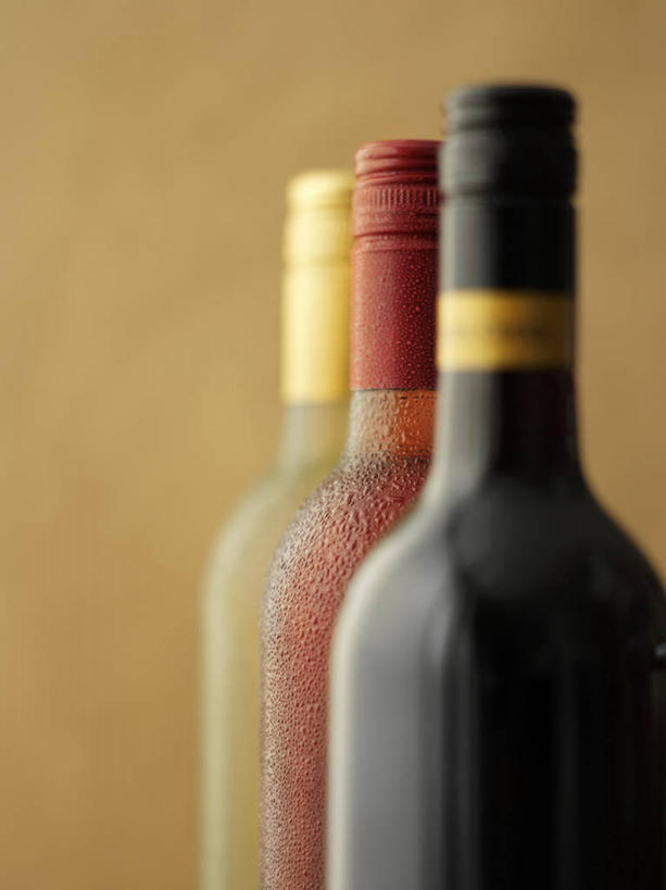 无人,竖图,室内,特写,白天,正面,一排,阴影,棕色背景,整齐,反射,影子,白葡萄酒,红酒瓶,玻璃制品,酒瓶,排列,三个,玻璃瓶,瓶子,红葡萄酒,摄影,影棚,葡萄酒瓶,队列,彩图,影棚拍摄,拍摄