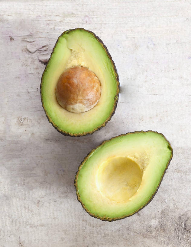 无人,竖图,俯视,室内,特写,白天,桌面,桌子,水果,切开,阴影,新鲜,反射,木制,影子,生食,食品,果实,食物,一个,木制品,酪梨,切,鳄梨,有机食品,绿色食品,单个,油梨,剖面,切面,樟梨,牛油果,彩图,高角度拍摄