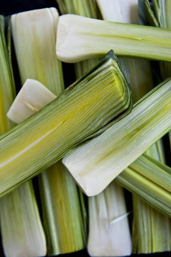 无人,竖图,俯视,室内,特写,白天,蔬菜,一堆,许多,阴影,堆叠,堆积,新鲜,反射,影子,韭菜,食品,食物,有机食品,绿色食品,堆,起阳草,韭,山韭,长生韭,彩图,高角度拍摄