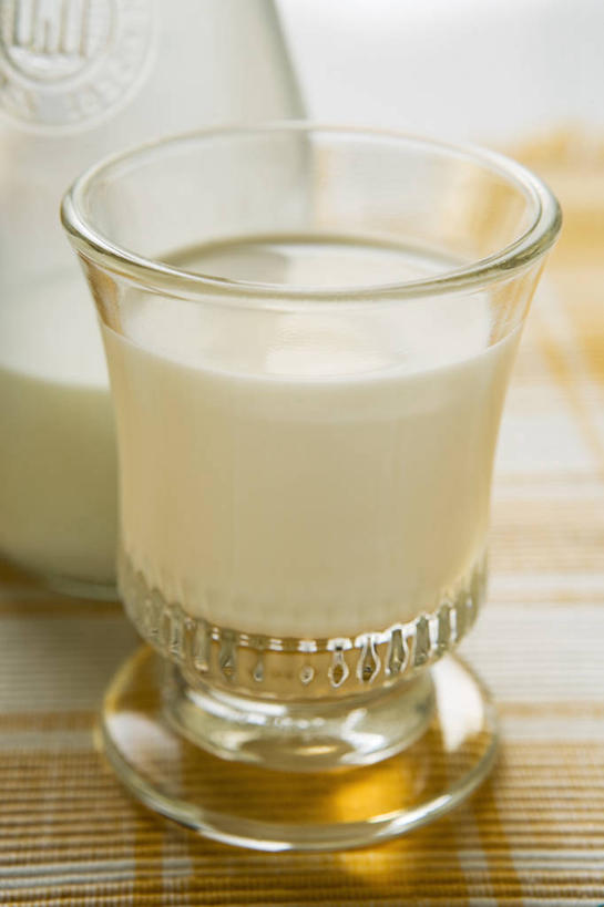 牛奶,无人,竖图,俯视,室内,特写,白天,桌子,杯子,阴影,反射,罐子,影子,饮品,营养,玻璃制品,饮料,玻璃瓶,瓶子,水杯,乳制品,奶,牛乳,安神,床上桌,懒人桌,玻璃杯,彩图,高角度拍摄