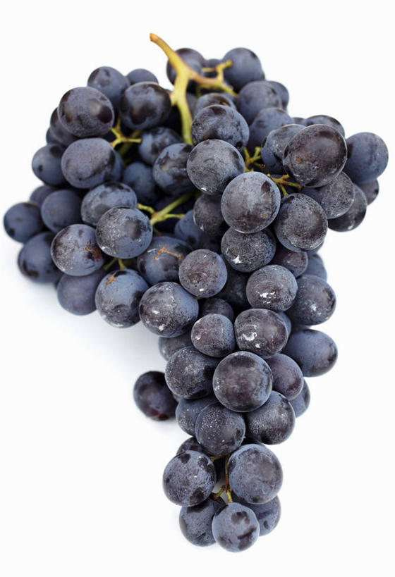 无人,竖图,俯视,室内,特写,白天,白色背景,桌面,桌子,葡萄,水果,一堆,许多,阴影,堆叠,堆积,新鲜,反射,木制,影子,生食,食品,果实,食物,木制品,摄影,有机食品,绿色食品,影棚,堆,山葫芦,蒲桃,草龙珠,彩图,高角度拍摄,影棚拍摄,拍摄,黑葡萄