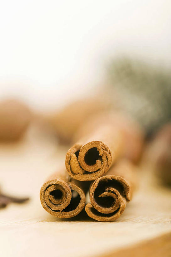 无人,竖图,室内,特写,白天,白色背景,正面,桌面,桌子,一堆,阴影,堆叠,堆积,朦胧,模糊,反射,木制,影子,调味,香料,佐料,肉桂,三个,木制品,摄影,影棚,堆,配料,桂皮,作料,官桂,牡桂,筒桂,香桂,玉桂,彩图,影棚拍摄,拍摄