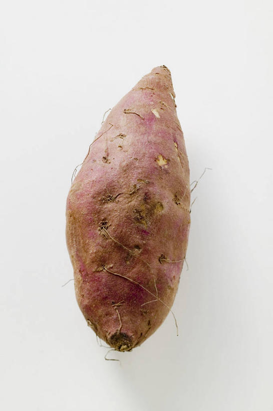 无人,竖图,俯视,室内,特写,白天,白色背景,桌面,桌子,红薯,蔬菜,阴影,新鲜,反射,木制,影子,食品,食物,木制品,摄影,有机食品,绿色食品,影棚,山芋,甘薯,番薯,地瓜,彩图,高角度拍摄,影棚拍摄,拍摄