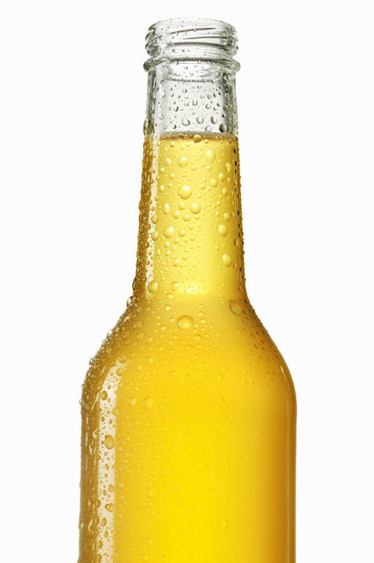 啤酒,无人,竖图,室内,特写,白天,白色背景,正面,阴影,反射,影子,酒类,玻璃制品,酒,酒瓶,饮料,玻璃瓶,瓶子,摄影,影棚,一瓶,彩图,影棚拍摄,拍摄