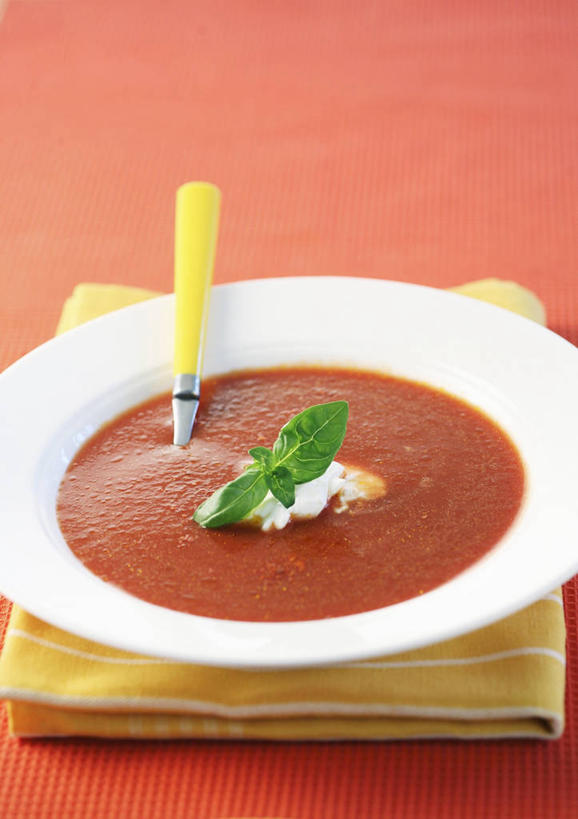 点心,无人,竖图,俯视,室内,特写,白天,烹饪,西餐,桌面,桌子,蔬菜,阴影,红色背景,新鲜,反射,木制,影子,勺子,陶瓷,蔬菜汤,汤,料理,食品,甜点,甜品,陶瓷制品,菜肴,美食,食物,糕点,餐巾,木制品,容器,调羹,汤匙,碗,甜食,奶油,西式,摄影,佳肴,有机食品,绿色食品,影棚,储藏,乳制品,储存,激凌,克林姆,淇淋,羹汤,保洁方巾,口布,番茄汤,彩图,高角度拍摄,影棚拍摄,拍摄,贮存